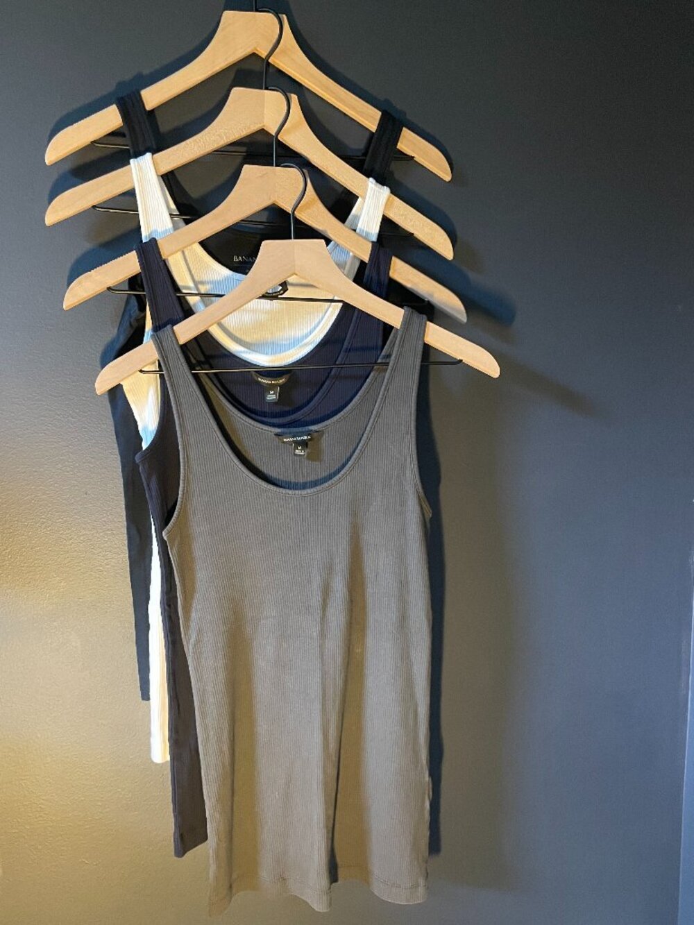 Set of 4 Banana Republic Women’s Tanks - Navy, White, Charcoal, Size Medium